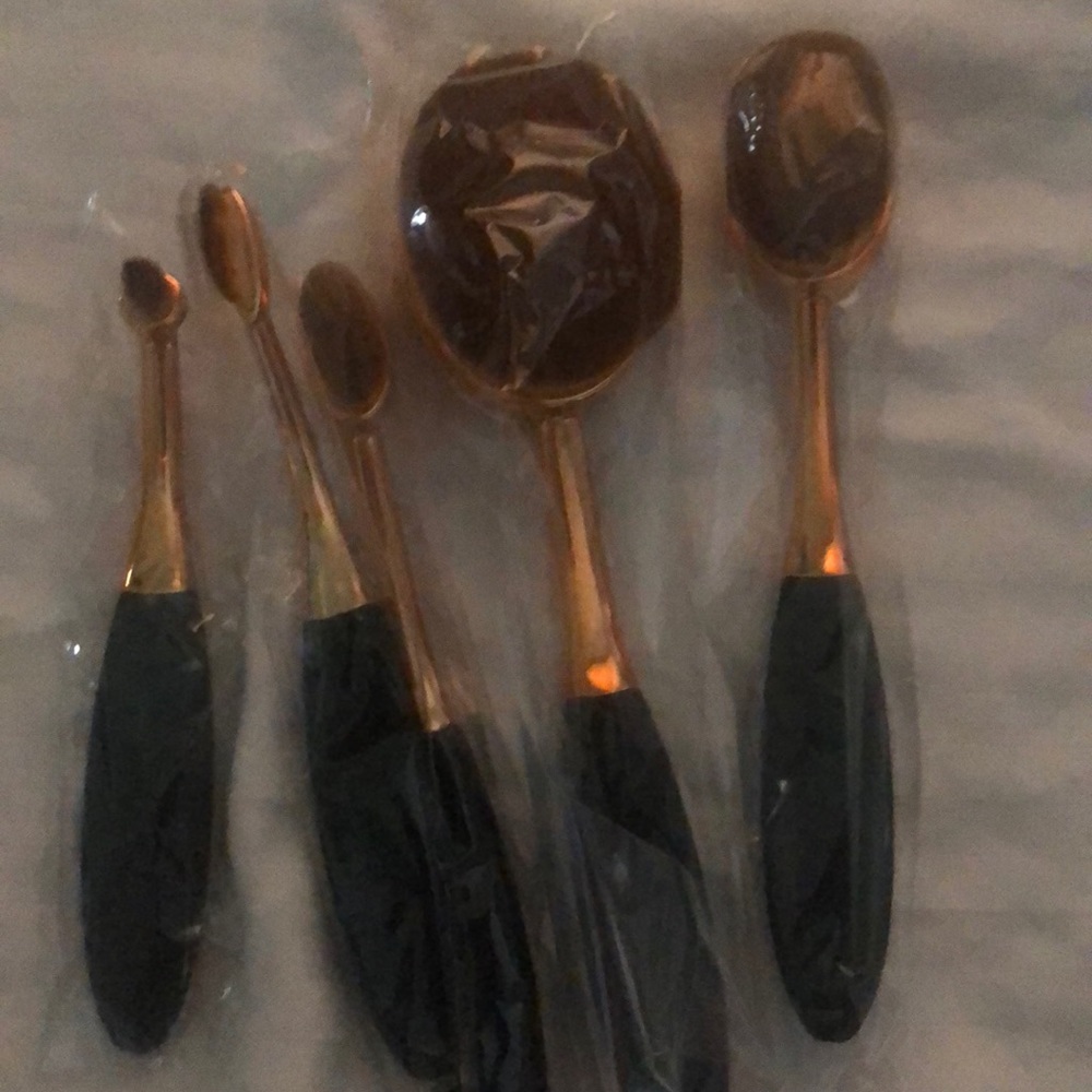 5 piece makeup brush set 💕